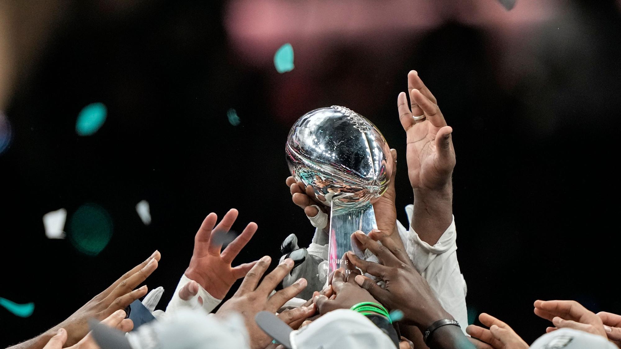 Mitglieder der Philadelphia Eagles feiern mit der Vince Lombardi Trophy nach dem Sieg.