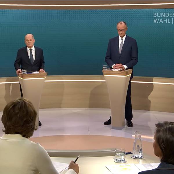 SCREENSHOT - 09.02.2025, Berlin: Bundeskanzler Olaf Scholz (SPD, l), steht neben Friedrich Merz, Unions Kanzlerkandidat und CDU Bundesvorsitzender, während dem TV-Duell von ARD und ZDF (Screenshot). In 90 Minuten stellen sich beide im Studio Berlin-Adlershof zentralen Fragen und debattieren zu den wesentlichen Themen des Bundestagswahlkampfs. Moderiert wird die Sendung von Sandra Maischberger (unten r, ARD) und Maybrit Illner (unten l, ZDF). Foto: ---/ARD/ZDF/dpa - ACHTUNG: Nur zur redaktionellen Verwendung im Zusammenhang mit einer Berichterstattung über die Sendung TV Duell 2025 und nur mit vollständiger Nennung des vorstehenden Credits +++ dpa-Bildfunk +++