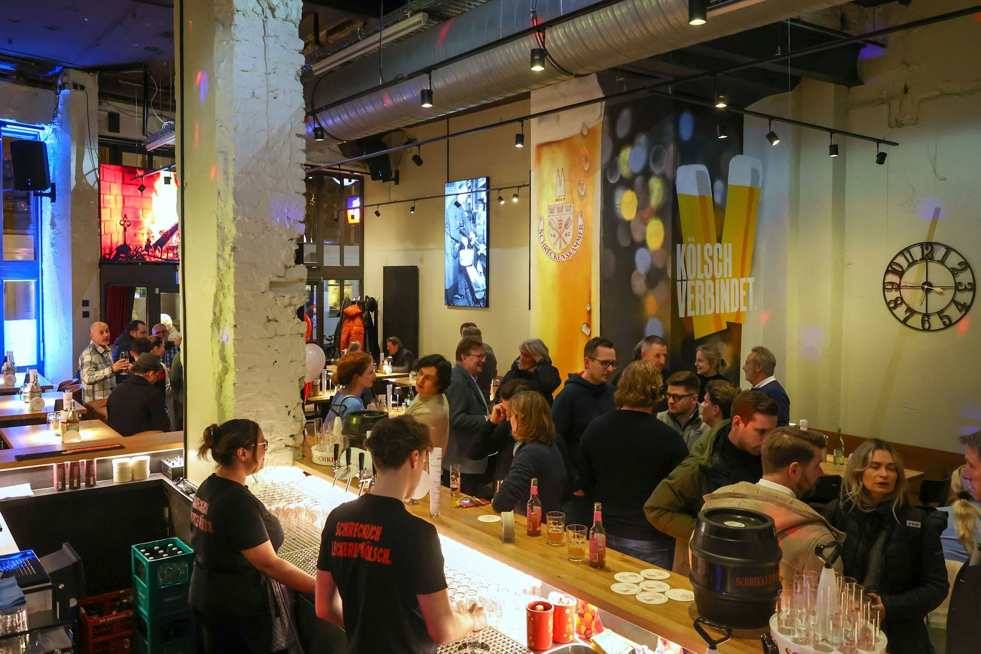 06.02.2025
Köln:
Eröffnungsparty der volks.wirtschaft, einem Wirtshaus und die neue Gaststätte direkt neben der Volksbühne.
Aachener Str.
Foto: Martina Goyert