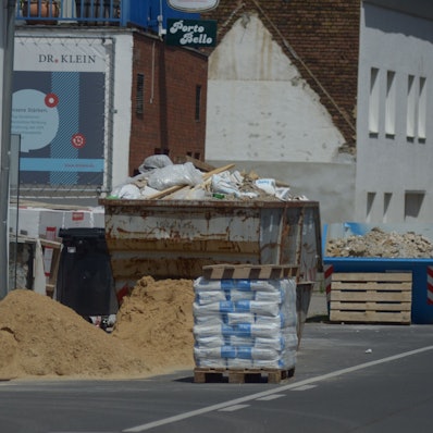 Das Symbolbild zeigt eine Baustelle mit Schuttcontainern in Euskirchen.