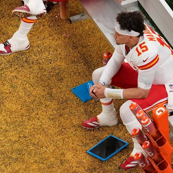 Kansas City Chiefs-Quarterback Patrick Mahomes (15) sitzt auf der Bank. Foto: David J. Phillip/AP/dpa +++ dpa-Bildfunk +++