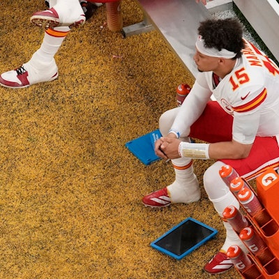 Kansas City Chiefs-Quarterback Patrick Mahomes (15) sitzt auf der Bank. Foto: David J. Phillip/AP/dpa +++ dpa-Bildfunk +++