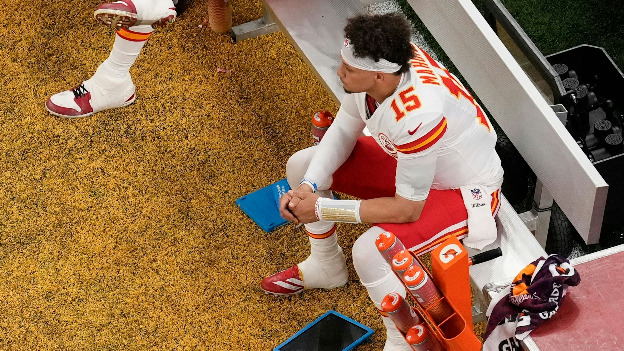 Kansas City Chiefs-Quarterback Patrick Mahomes (15) sitzt auf der Bank. Foto: David J. Phillip/AP/dpa +++ dpa-Bildfunk +++