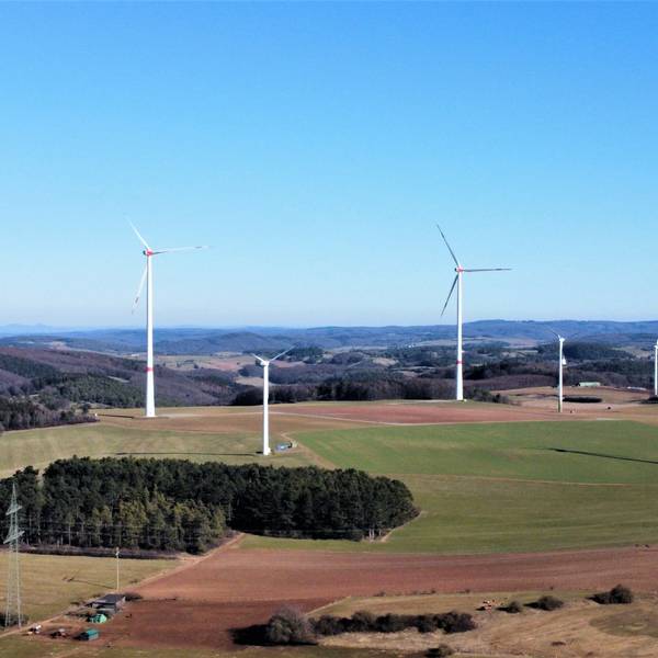 Blick auf die Windräder bei Dottel.