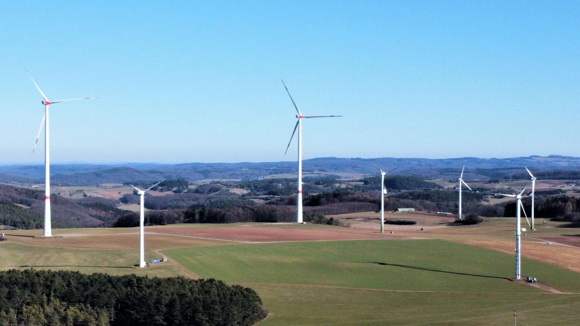 Blick auf die Windräder bei Dottel.