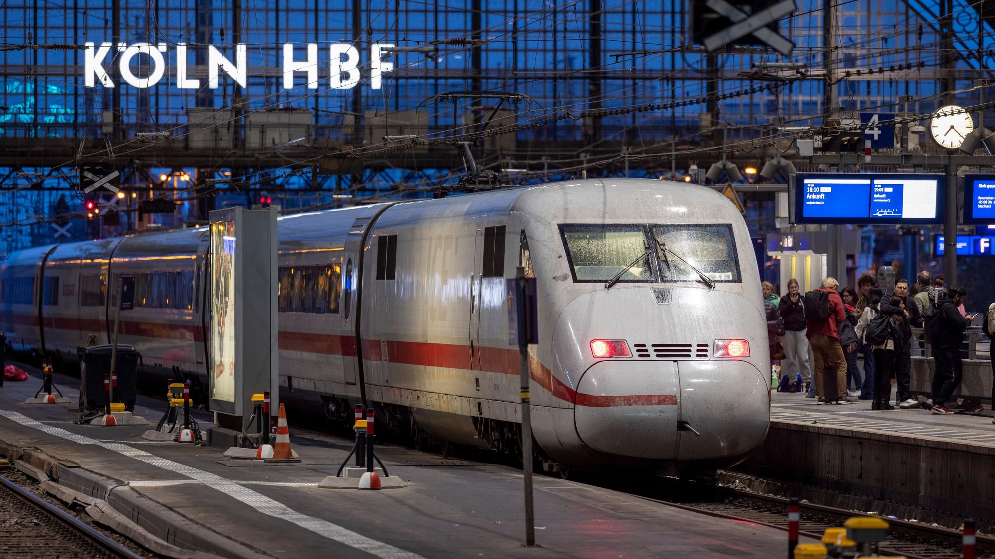 Ein ICE im Kölner Hauptbahnhof.