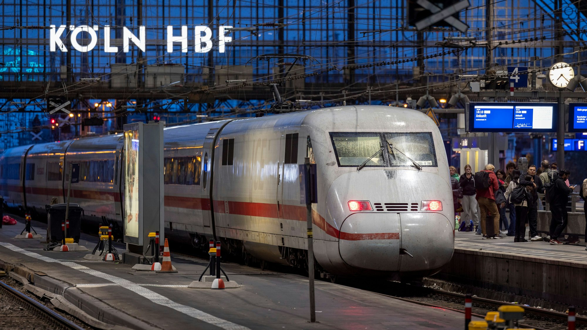 Ein ICE im Kölner Hauptbahnhof.