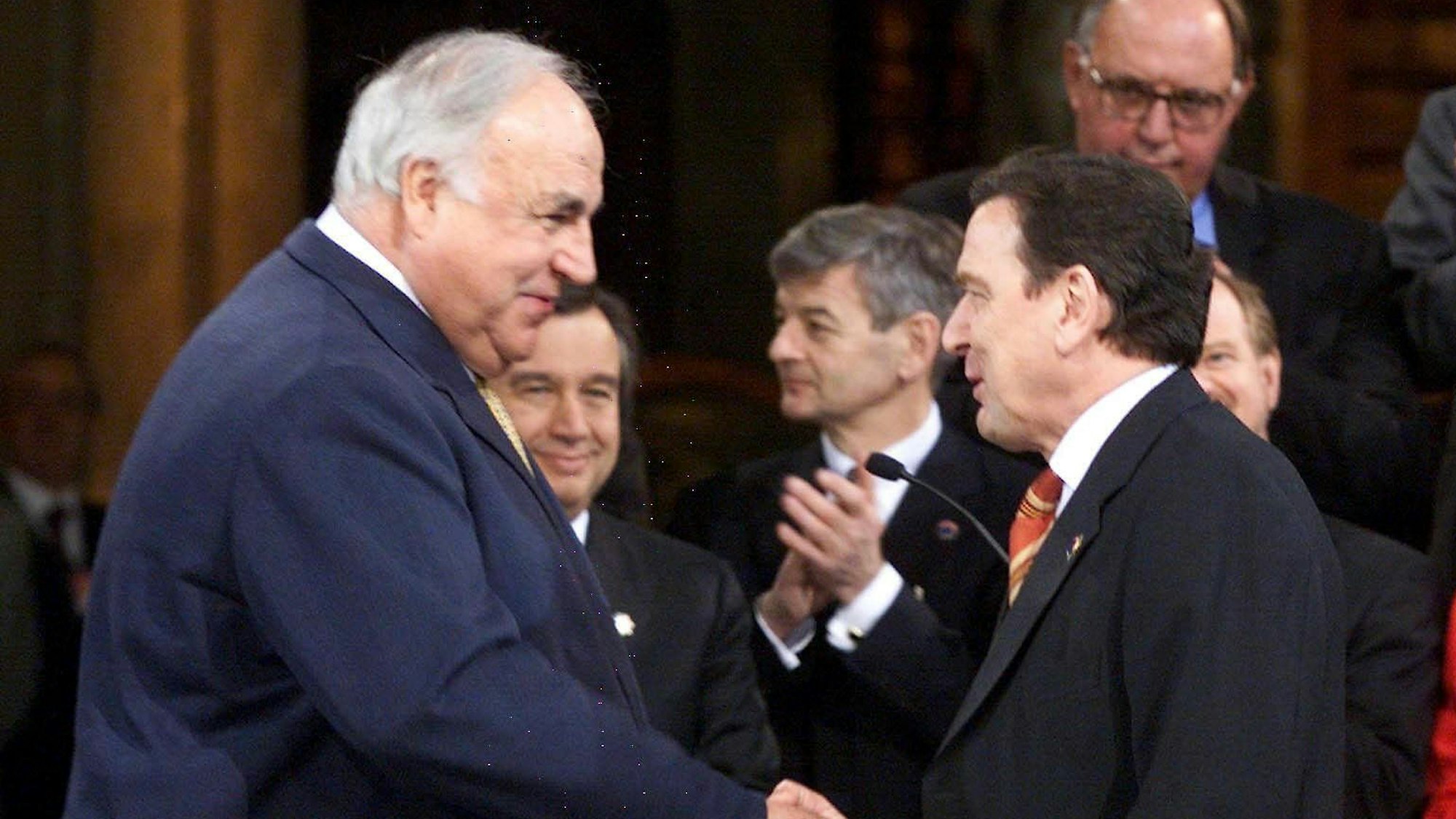 Gerhard Schröder und Helmut Kohl schütteln sich die Hand.