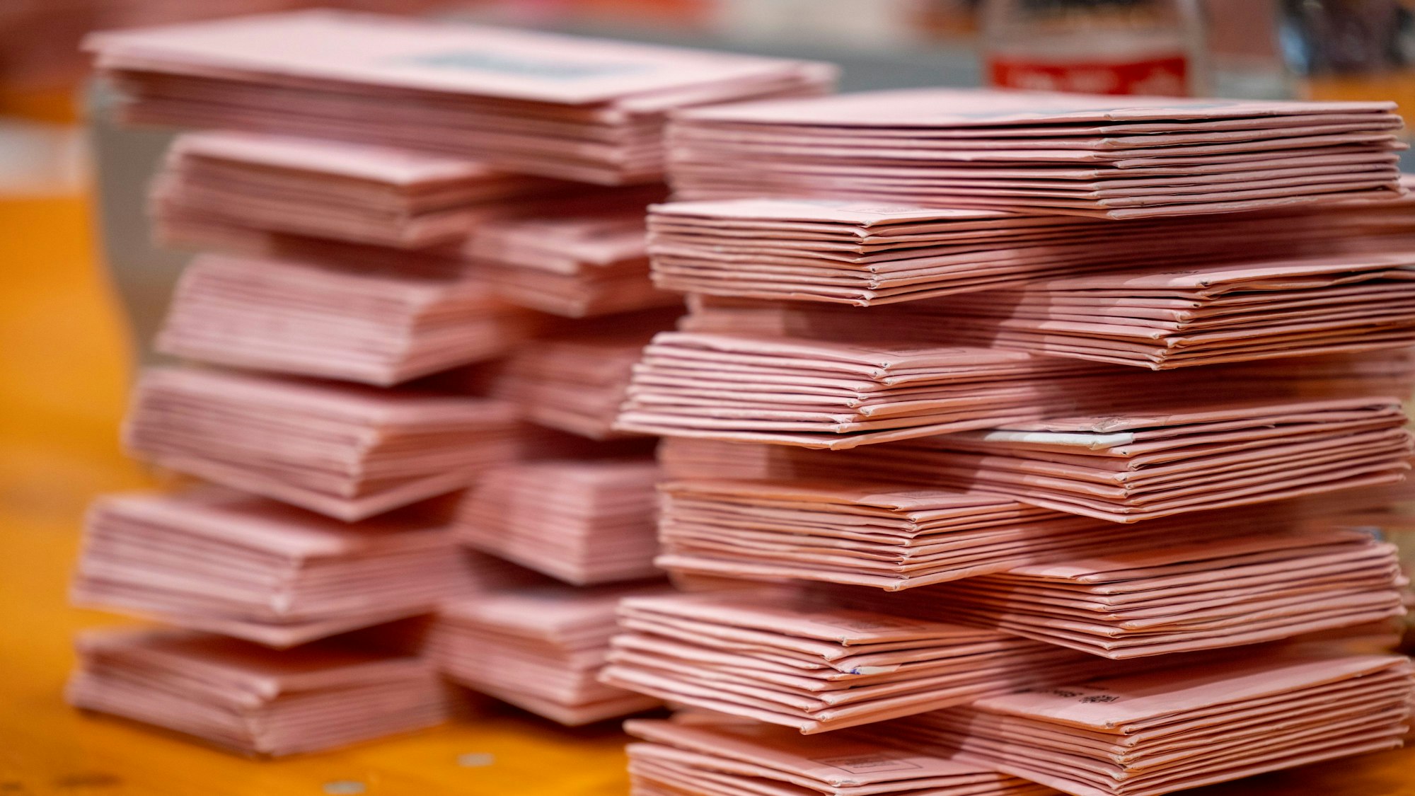 Die Briefwahl in Köln kann noch bis zum 21. Februar beantragt werden (Symbolbild).