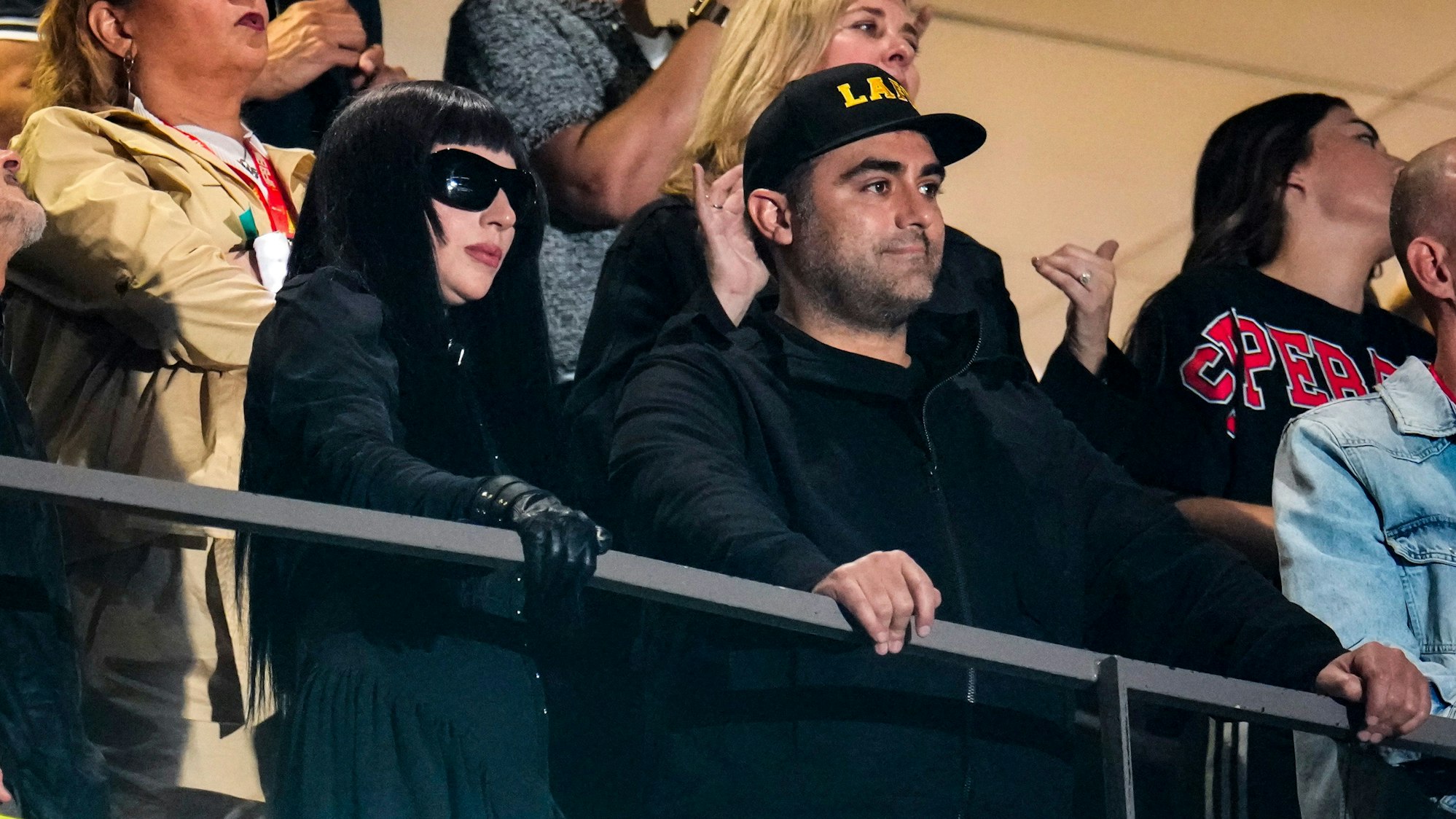 Lady Gaga beobachtet von der Tribüne aus die Show in der Halbzeitpause.