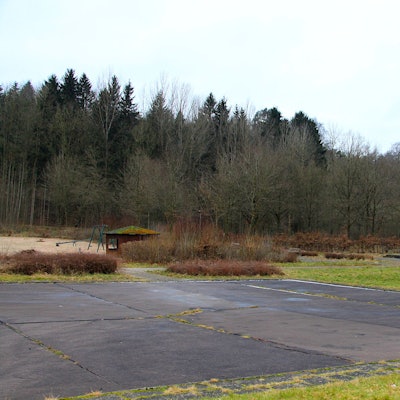Zu der heruntergekommenen Freizeitanlage am Kronenburger See gehört auch ein Basketballfeld.
