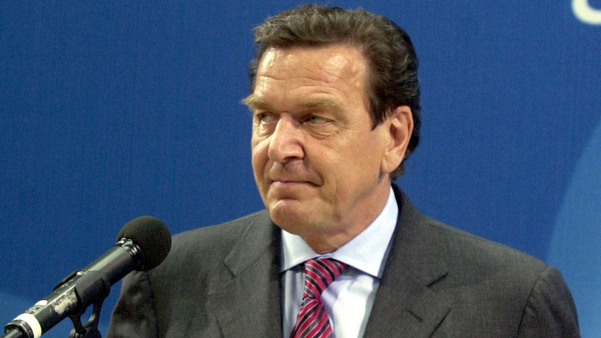 Gerhard Schröder hält eine Rede.