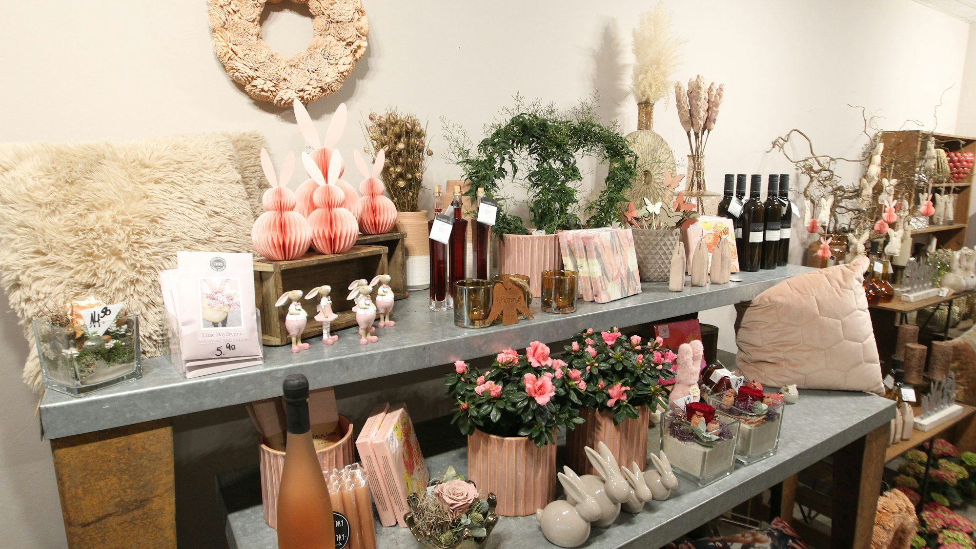 Auch viele schöne Dinge zum Dekorieren finden sich in der Auslage des Geschäfts.