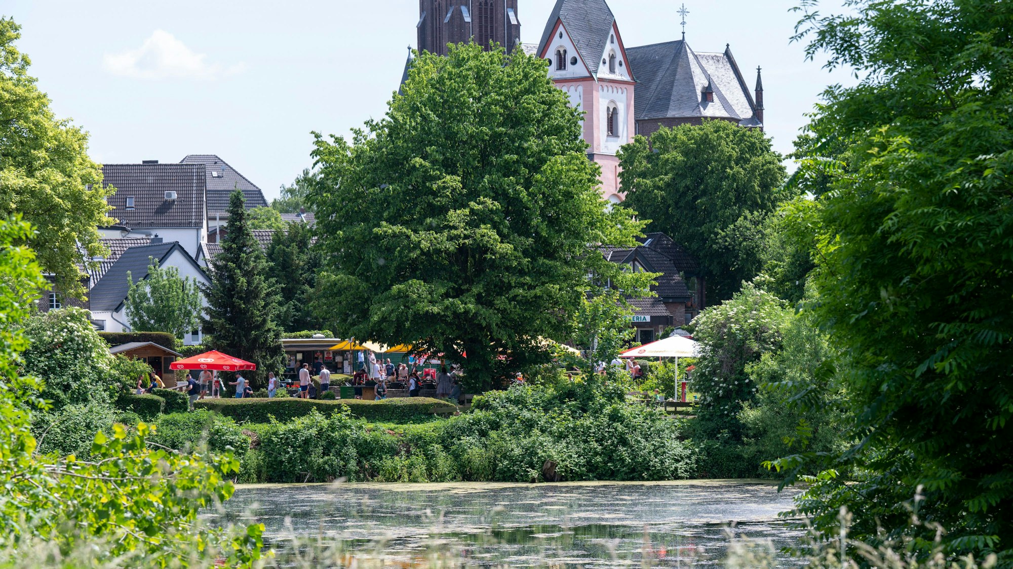 An der Groov in Zündorf veranstaltet bisher die Porzer CDU jedes Jahr im Mai ein Fest (Archivbild).