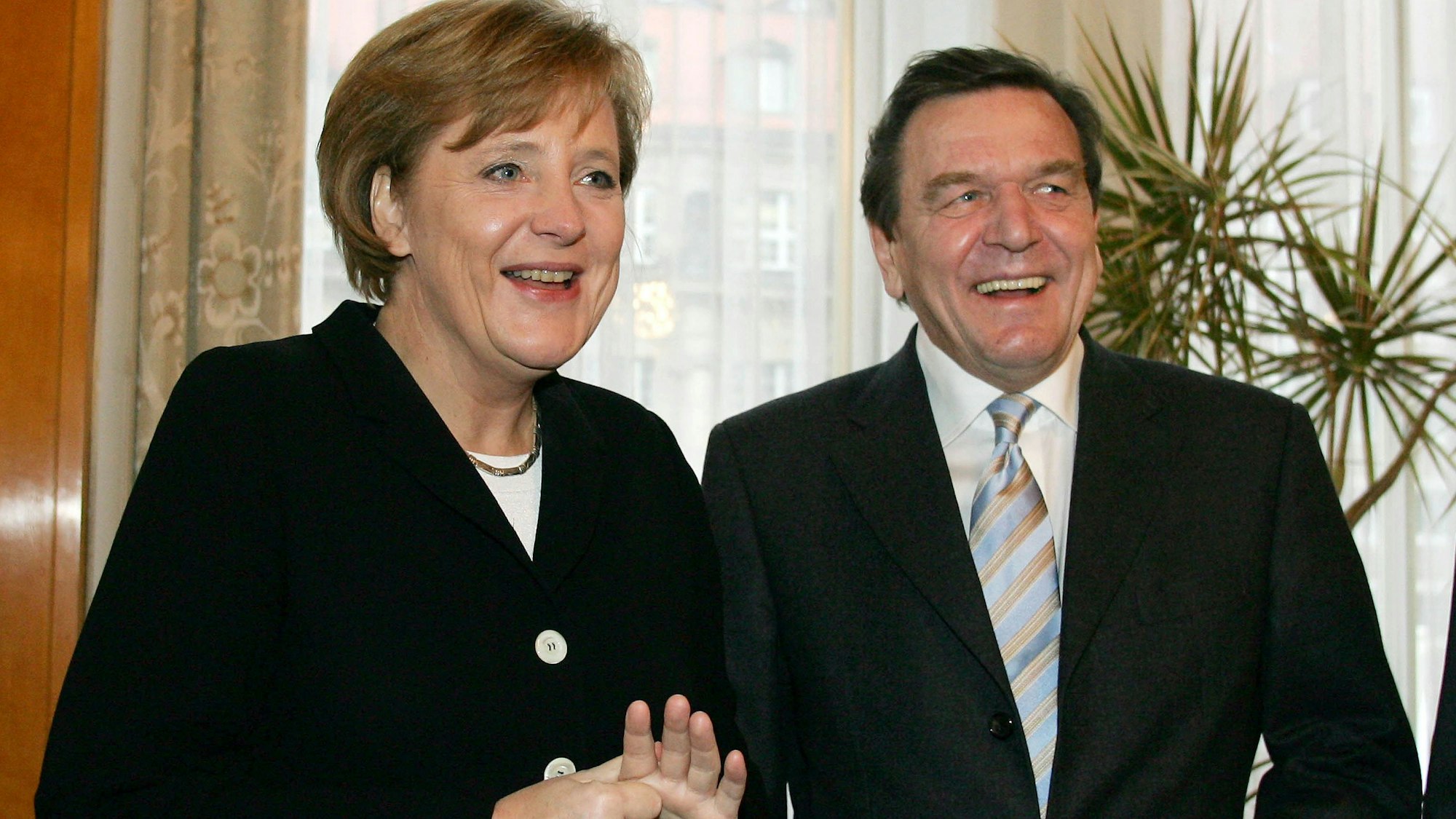 Bundeskanzlerin Angela Merkel (CDU) und ihr Vorgänger Gerhard Schröder (SPD) nach der Ernennung von Schröder zum Ehrenmitglied des Deutschen Fußball-Bundes (DFB).