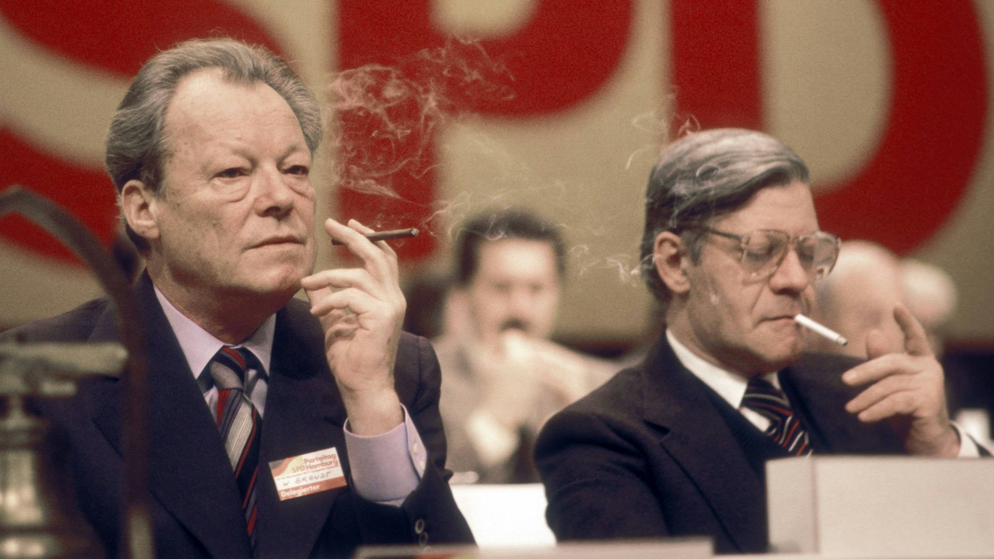Willy Brandt neben Bundeskanzler Helmut Schmidt. Beide rauchen.