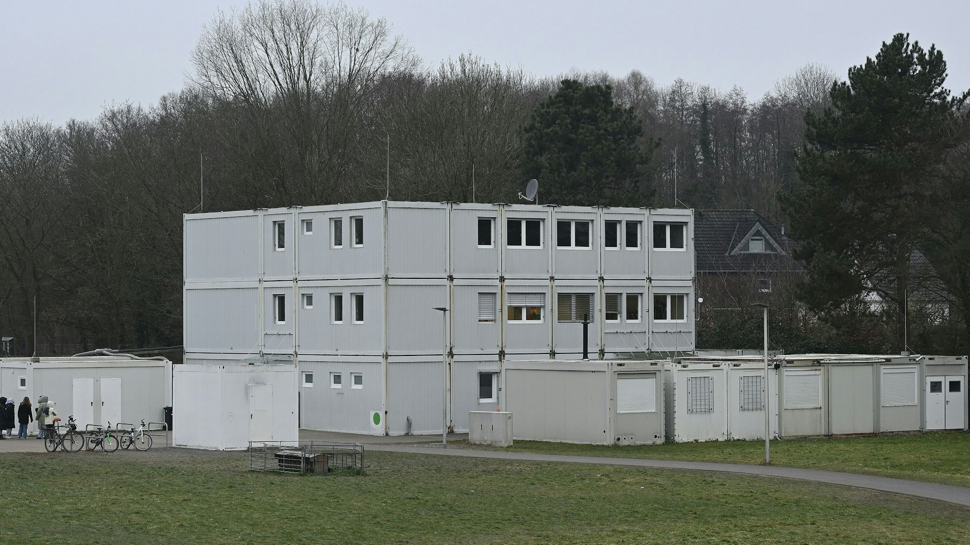 Auf der Wiese zwischen dem Parkplatz am Kombibad und der Integrierten Gesamtschule Paffrath stand früher ein ganzes Containerdorf.