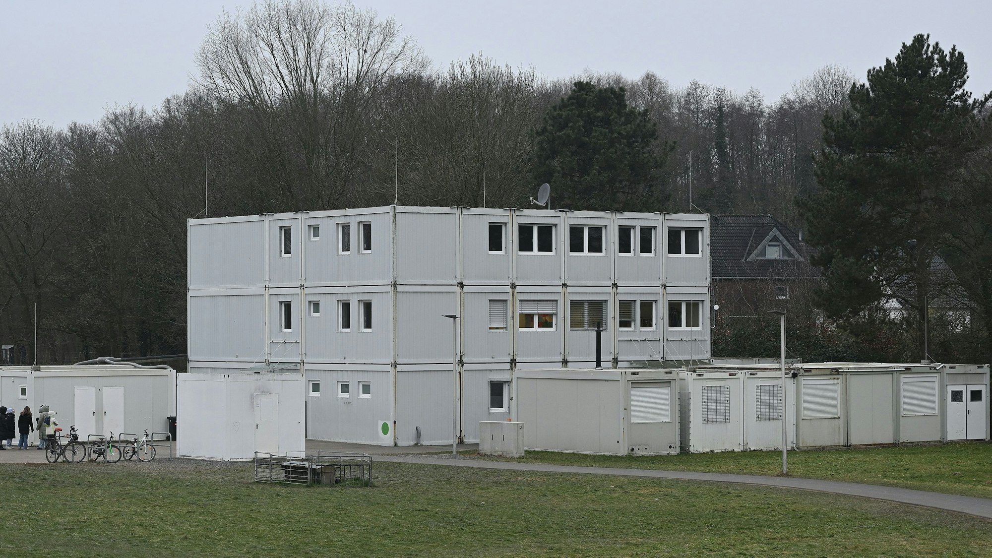 Auf der Wiese zwischen dem Parkplatz am Kombibad und der Integrierten Gesamtschule Paffrath stand früher ein ganzes Containerdorf.