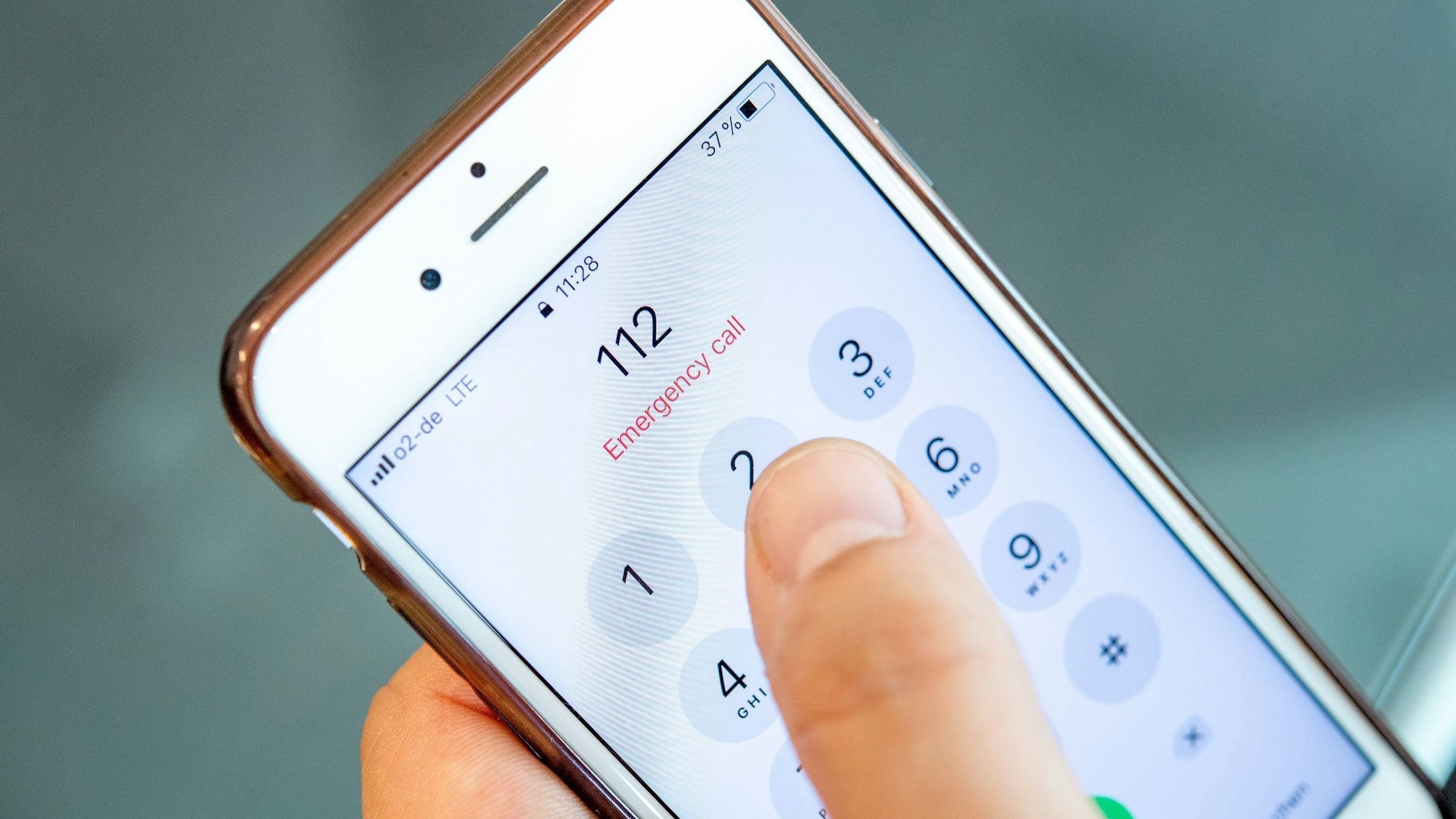 ILLUSTRATION - Die Notrufnummer 112 gilt nicht nur in Deutschland, sondern in der gesamten EU. (zu dpa: «Jeder Fünfte kennt Nummer für den Notruf nicht») Foto: Robert Günther/dpa-tmn - Honorarfrei nur für Bezieher des dpa-Themendienstes +++ dpa-Themendienst +++