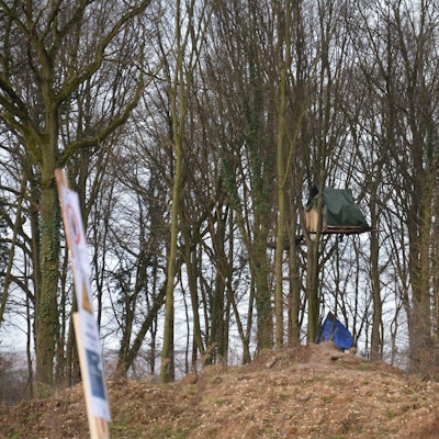 Das Foto zeigt ein Zelt in einem Wald.