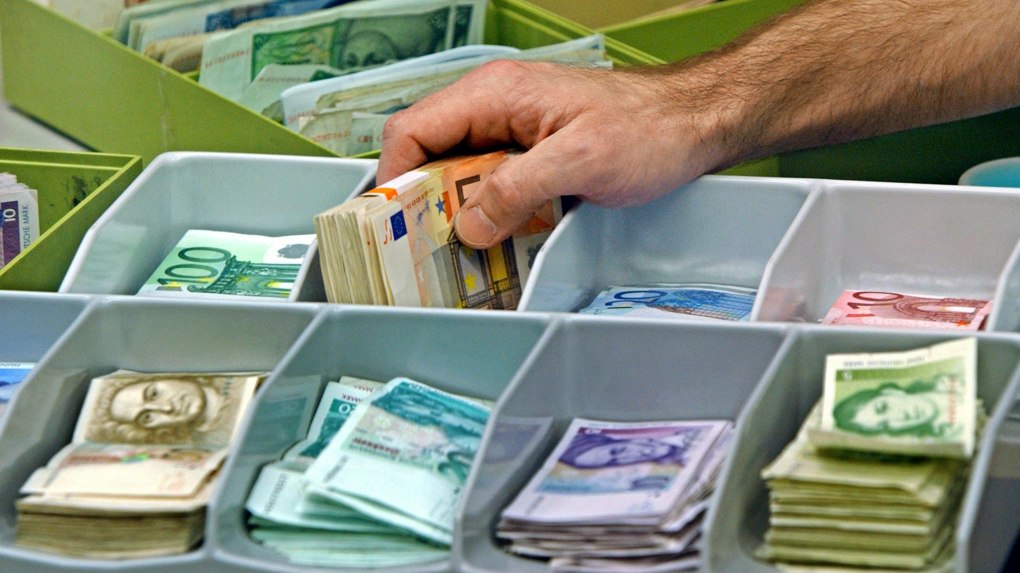 Die Kölner Polizei kam dem mutmaßlichen Täter vom Chlodwigplatz erst kürzlich auf die Spur (Symbolbild von D-Mark-Scheinen).