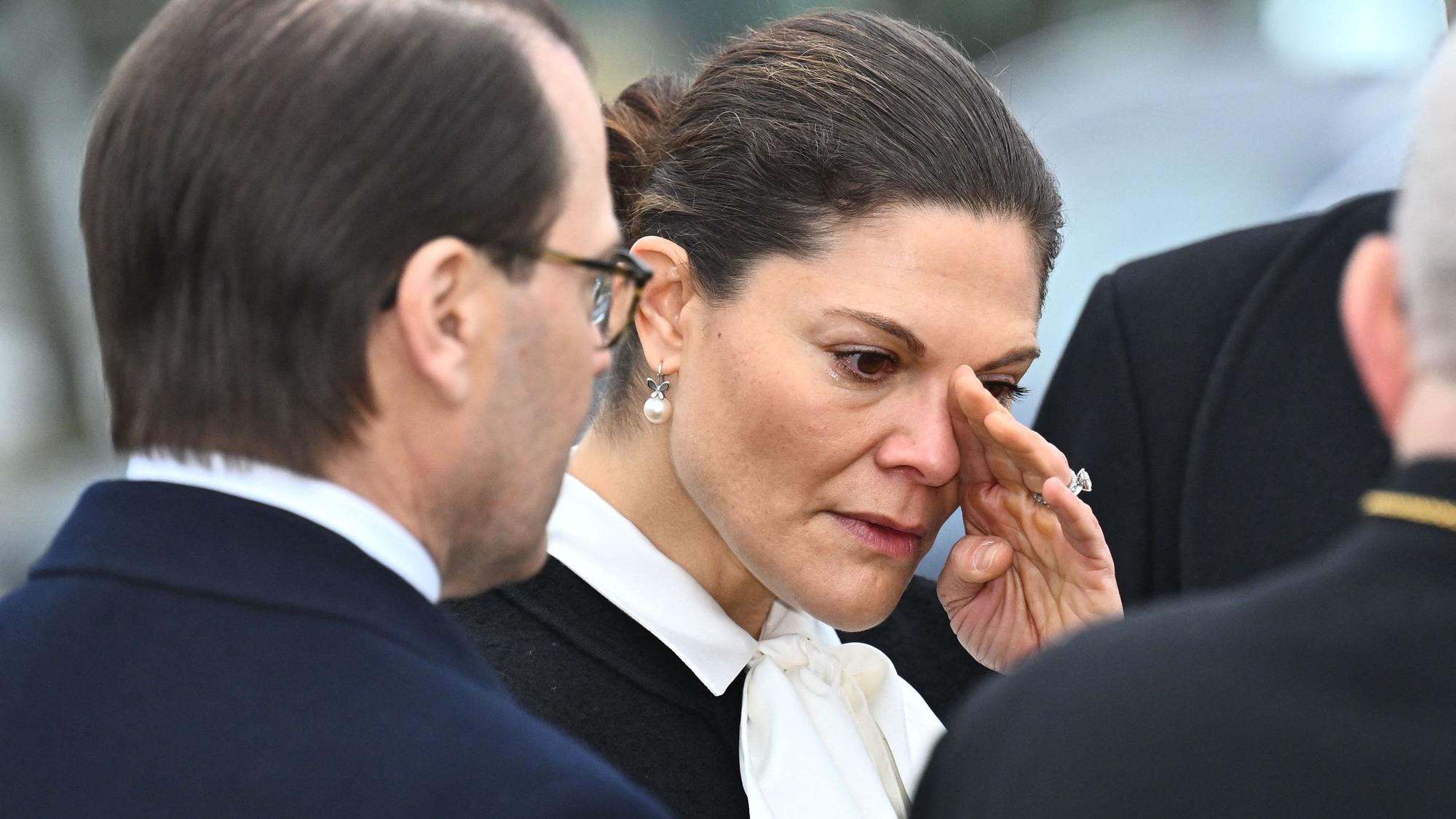 Kronprinzessin Victoria und Prinz Daniel von Schweden nach dem Besuch der behelfsmäßigen Gedenkstätte zu Ehren der Opfer der Schießerei in einer Schule in Örebro.