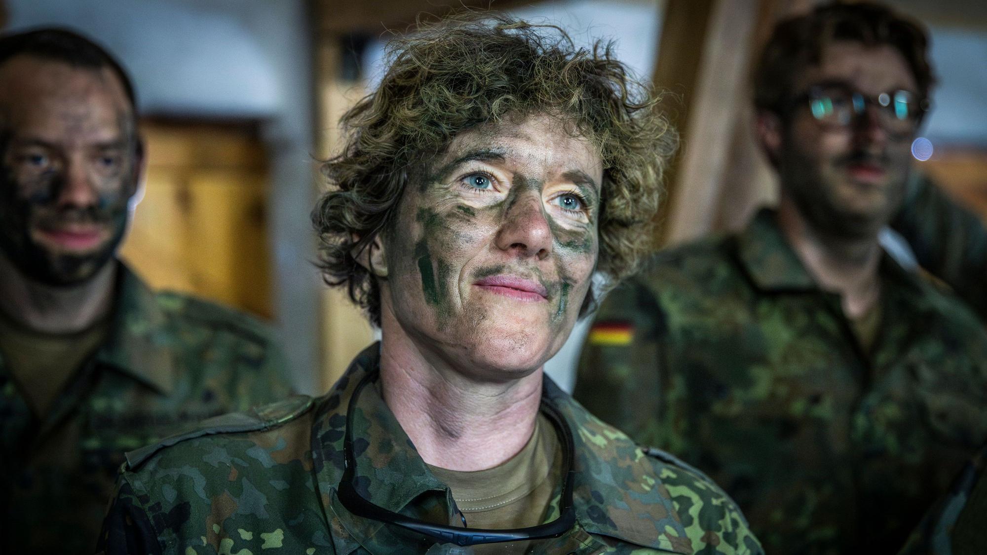 Mit Gesichtstarnung im Kampfanzug: Julia Höller absolvierte eine Wehrübung bei der Bundeswehr.
