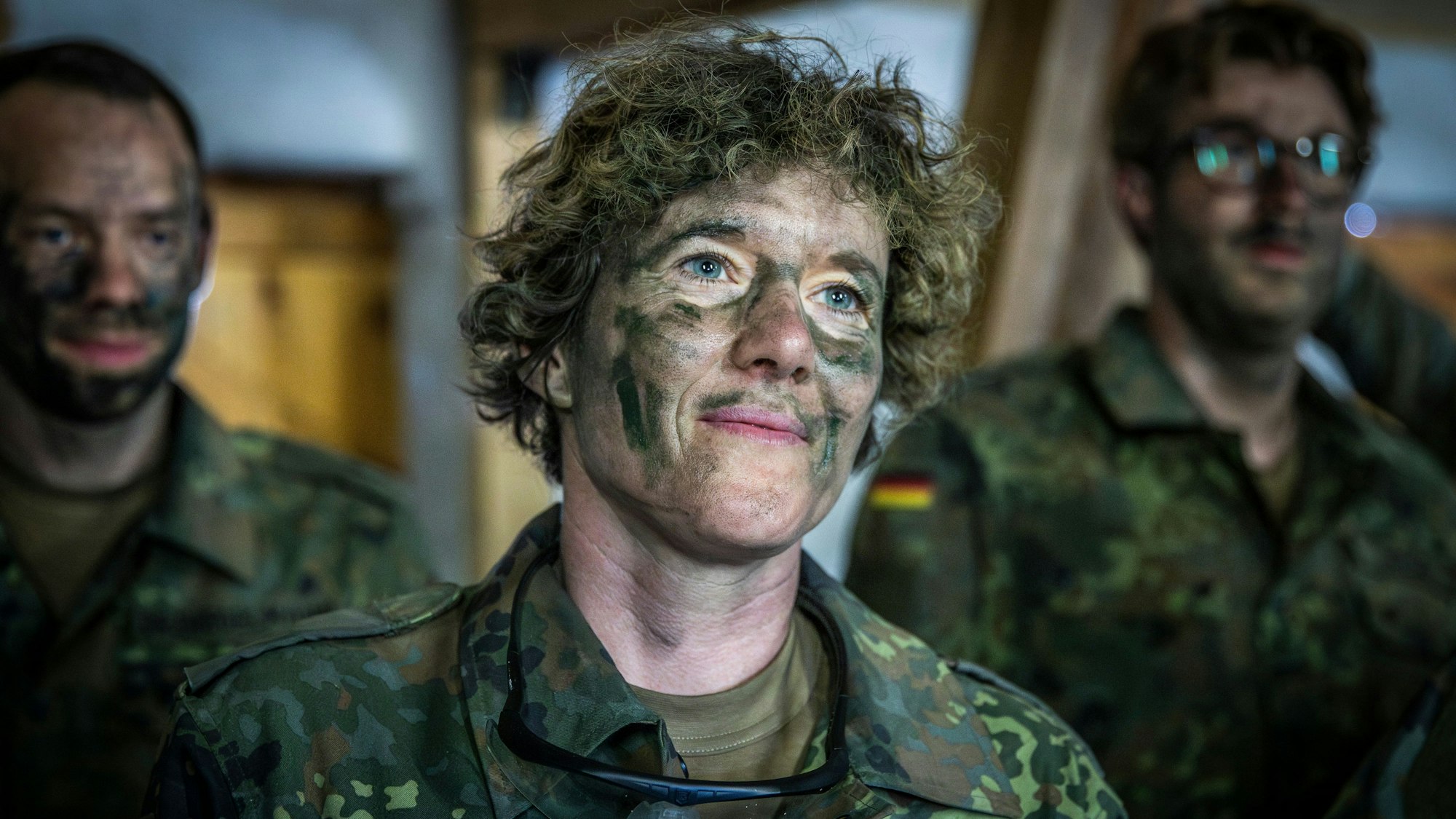 Mit Gesichtstarnung im Kampfanzug: Julia Höller absolvierte eine Wehrübung bei der Bundeswehr.