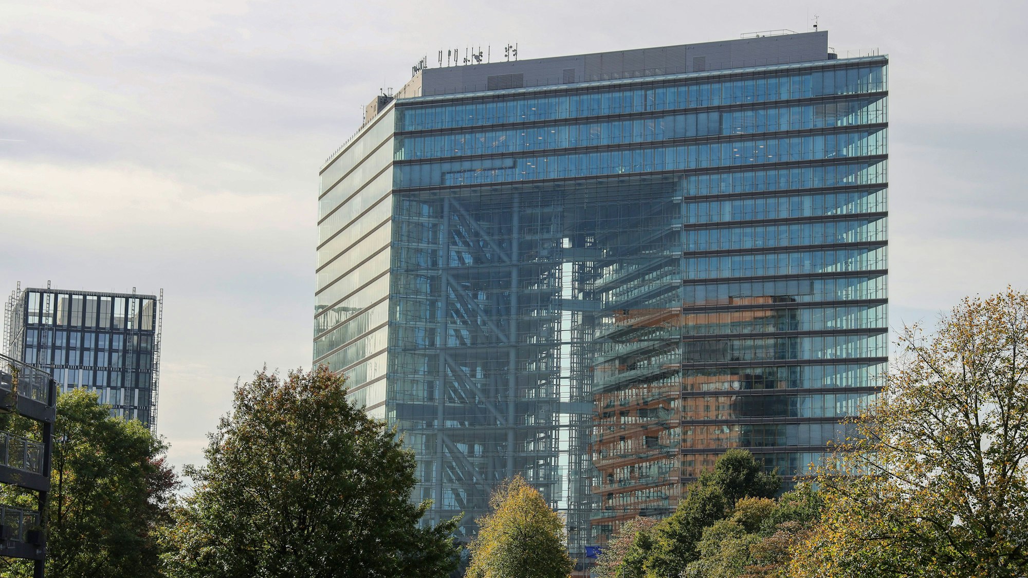 Das Stadttor in Düsseldorf ist zu sehen: ein Glashochhaus in Form eines umgedrehten U.