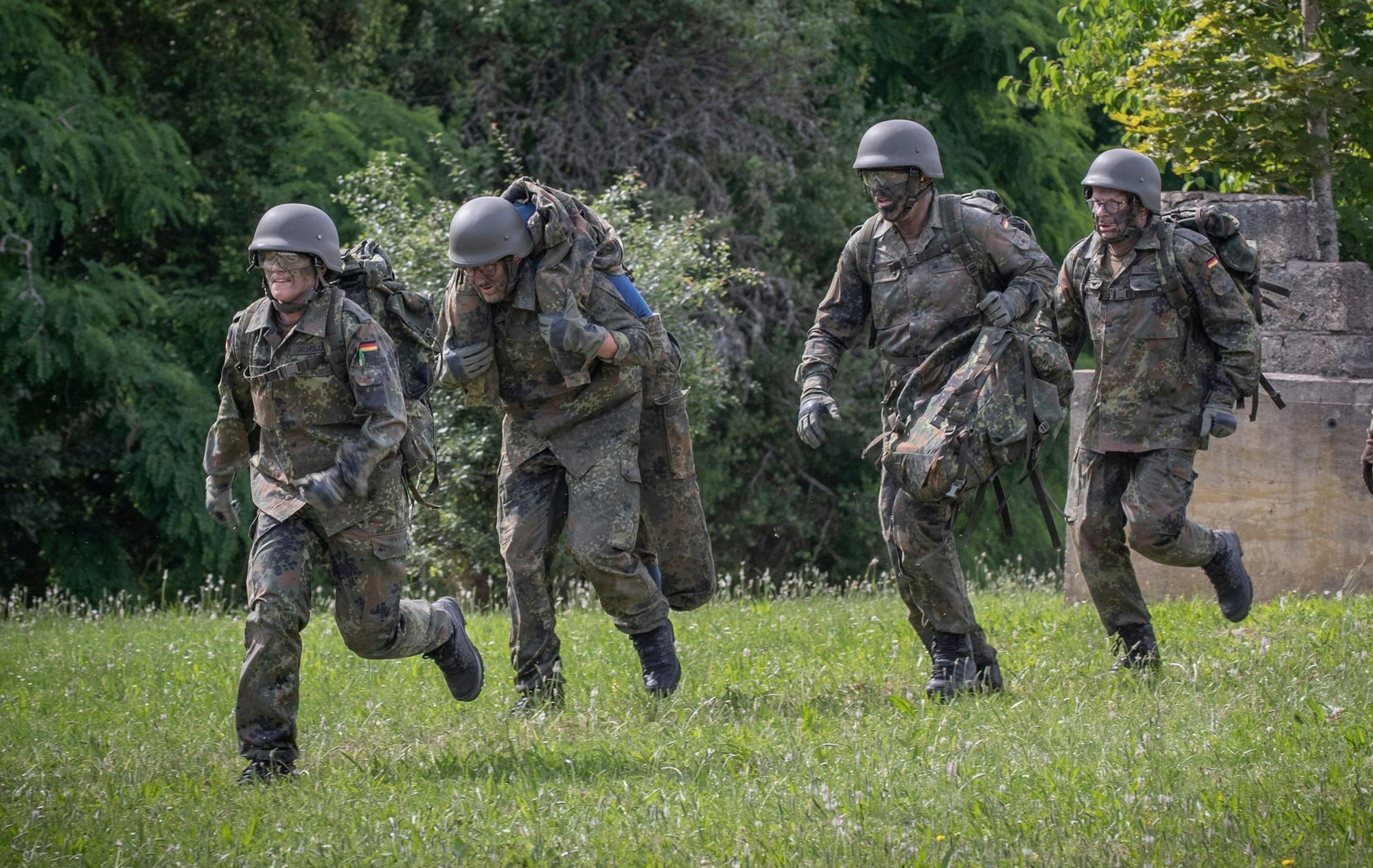 Grüne Landtagsabgeordnete Julia Höller ´(links) bei ihrer Wehrübung.