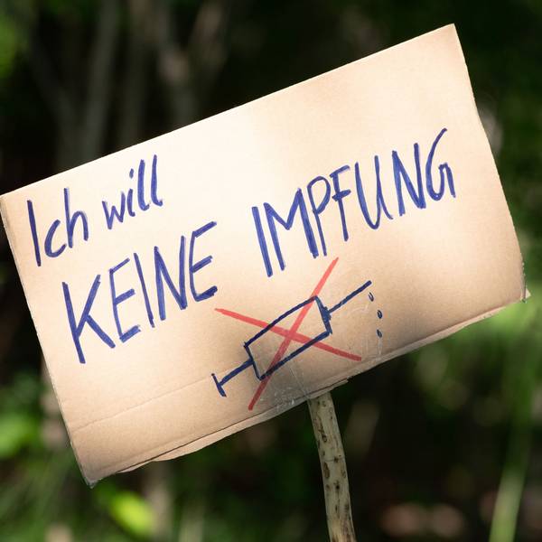 Ein Schild mit der Aufschrift «Ich will keine Impfung» steht am Rande einer Kundgebung von Anhängern von Verschwörungstheorien zur Corona-Krise im Großen Garten auf einer Wiese. (zu dpa «Verdienstausfall für Ungeimpfte - was Arbeitnehmer wissen müssen») +++ dpa-Bildfunk +++