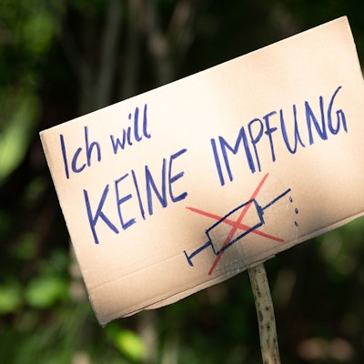 Ein Schild mit der Aufschrift «Ich will keine Impfung» steht am Rande einer Kundgebung von Anhängern von Verschwörungstheorien zur Corona-Krise im Großen Garten auf einer Wiese. (zu dpa «Verdienstausfall für Ungeimpfte - was Arbeitnehmer wissen müssen») +++ dpa-Bildfunk +++