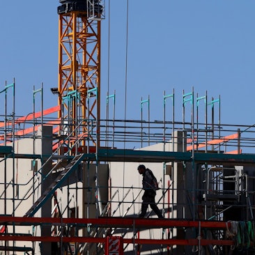 Handwerker arbeiten auf einer Baustelle. (Symbolbild)