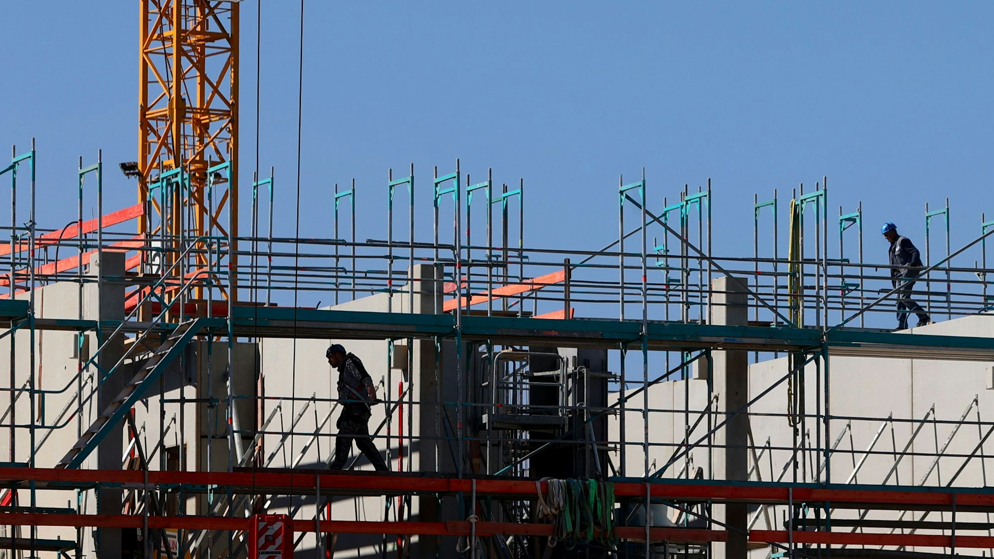 Handwerker arbeiten auf einer Baustelle. (Symbolbild)