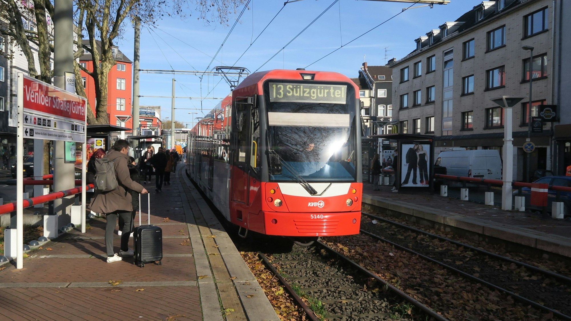 Ein Zug der Linie 13 steht an der Haltestelle Venloer Straße/Gürtel.
