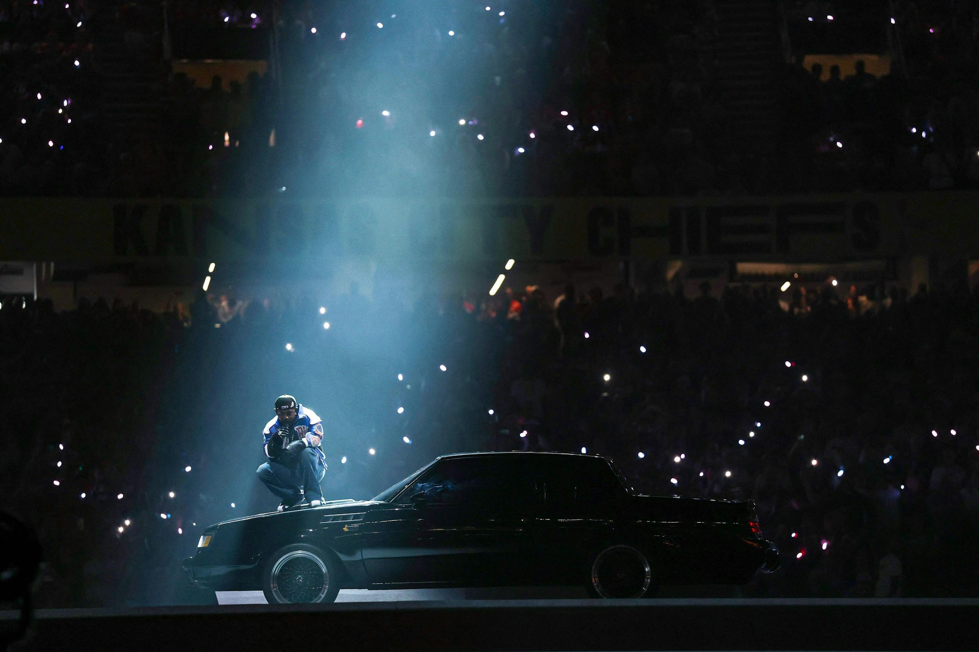 Das Bild zeigt Kendrick Lamar bei seinem Auftritt während der Halbzeitshow des Super Bowl LIX am 09. Februar 2025.