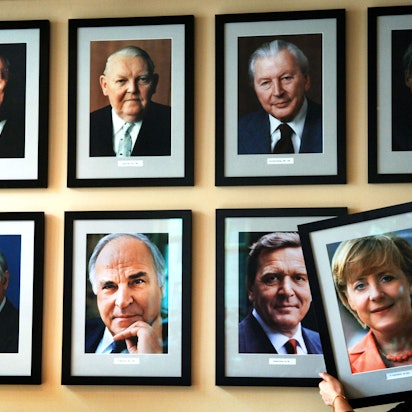 Die Porträts der Bundeskanzler hängen an einer Wand im Berliner Restaurant „KanzlerEck“.