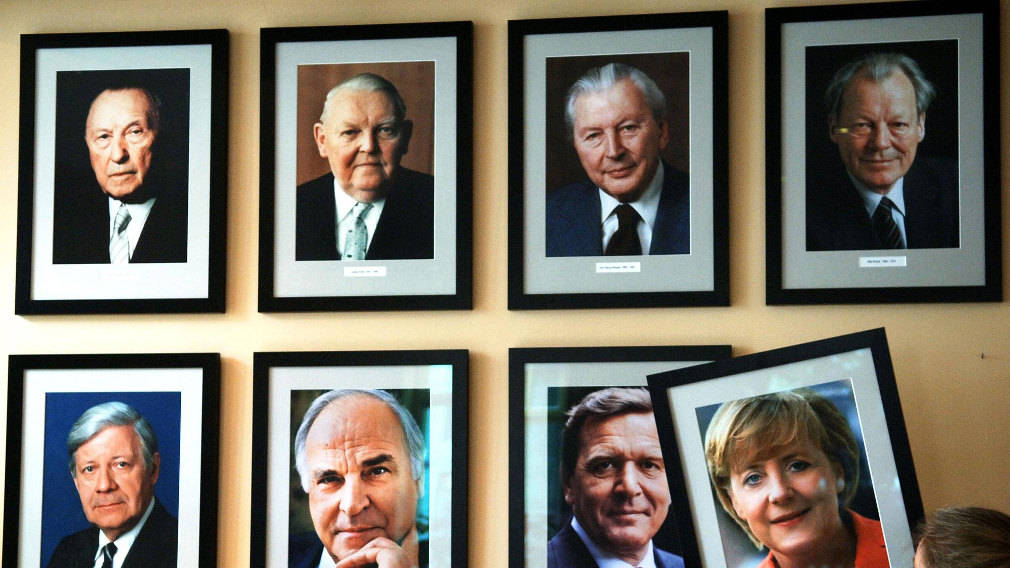 Die Porträts der Bundeskanzler hängen an einer Wand im Berliner Restaurant „KanzlerEck“.