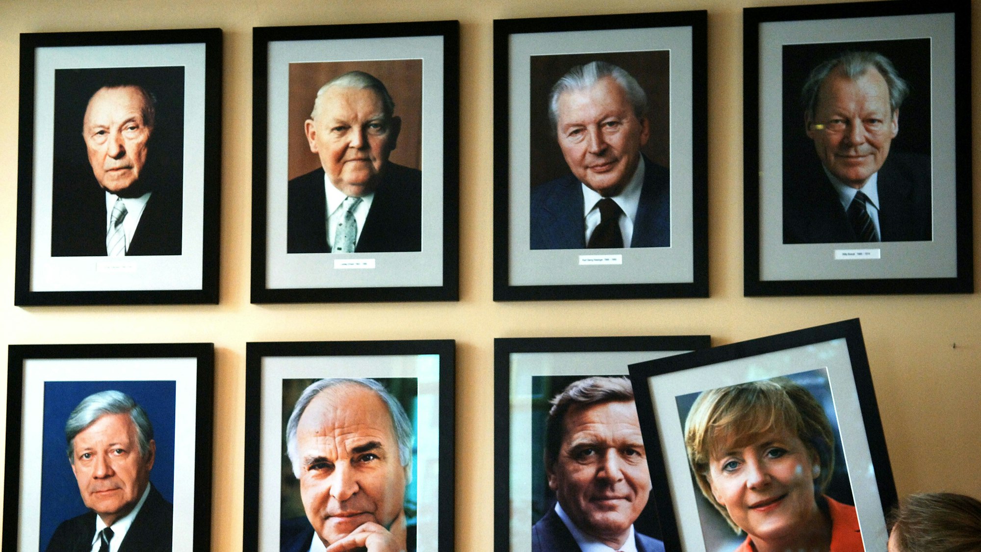 Die Porträts der Bundeskanzler hängen an einer Wand im Berliner Restaurant „KanzlerEck“.