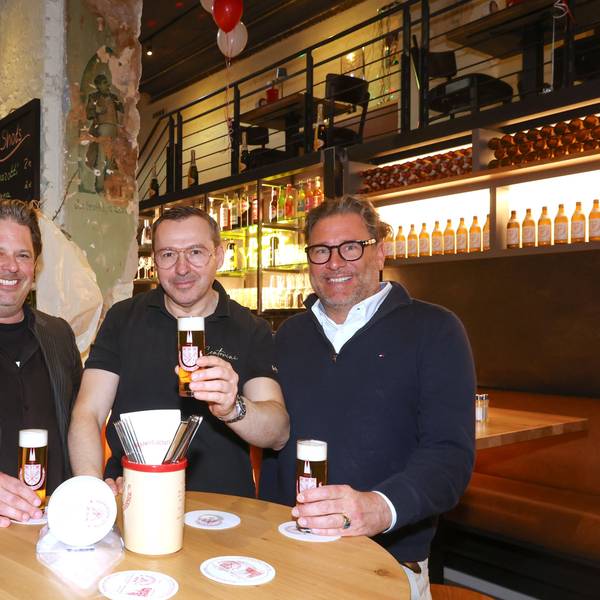 Eröffnungsparty der volks.wirtschaft, einem Wirtshaus und die neue Gaststätte direkt neben der Volksbühne.
Aachener Str.
Tobias Koschel, Federico Bortolin, Henrik Schumacher