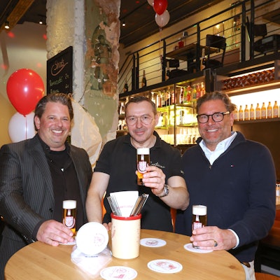 Eröffnungsparty der volks.wirtschaft, einem Wirtshaus und die neue Gaststätte direkt neben der Volksbühne.
Aachener Str. 
Tobias Koschel, Federico Bortolin, Henrik Schumacher