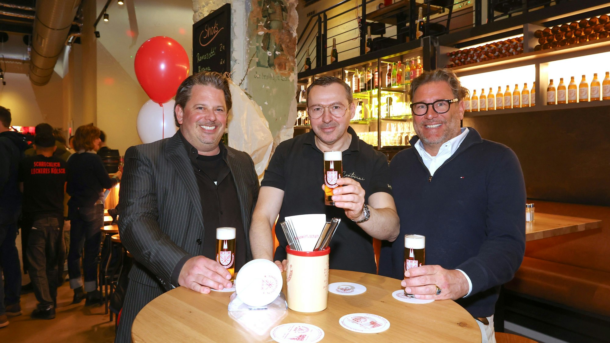 Eröffnungsparty der volks.wirtschaft, einem Wirtshaus und die neue Gaststätte direkt neben der Volksbühne.
Aachener Str.
Tobias Koschel, Federico Bortolin, Henrik Schumacher