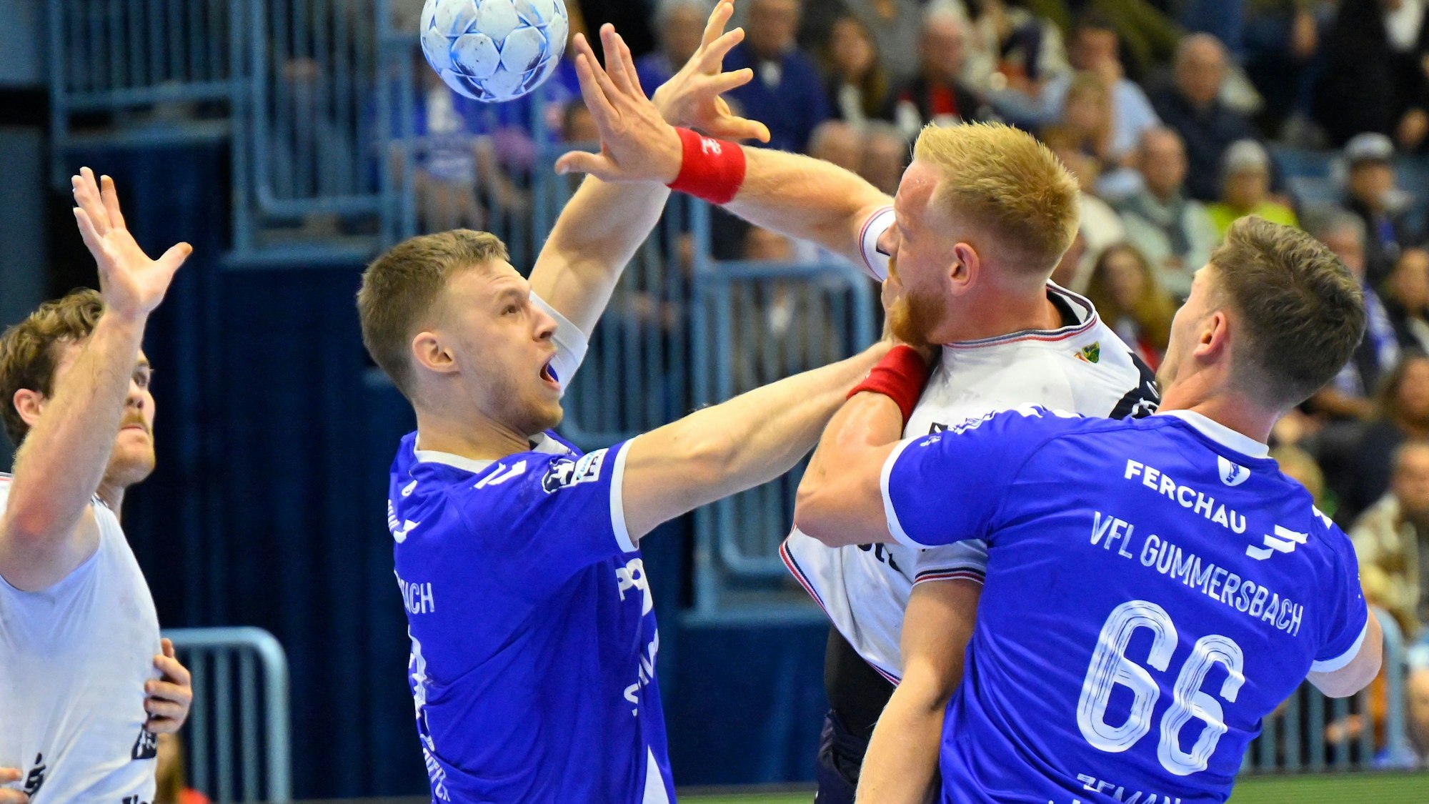 Stepan Zeman und Kristjan Horzen versuchen Jim Gottfridsson zu stoppen und den Pass auf Johannes Golla zu verhindern.