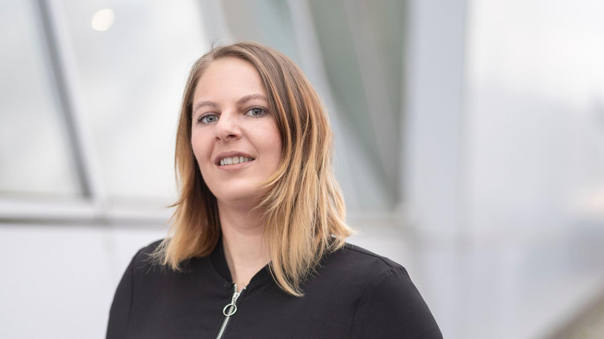 Lea Reisner schaut in die Kamera.