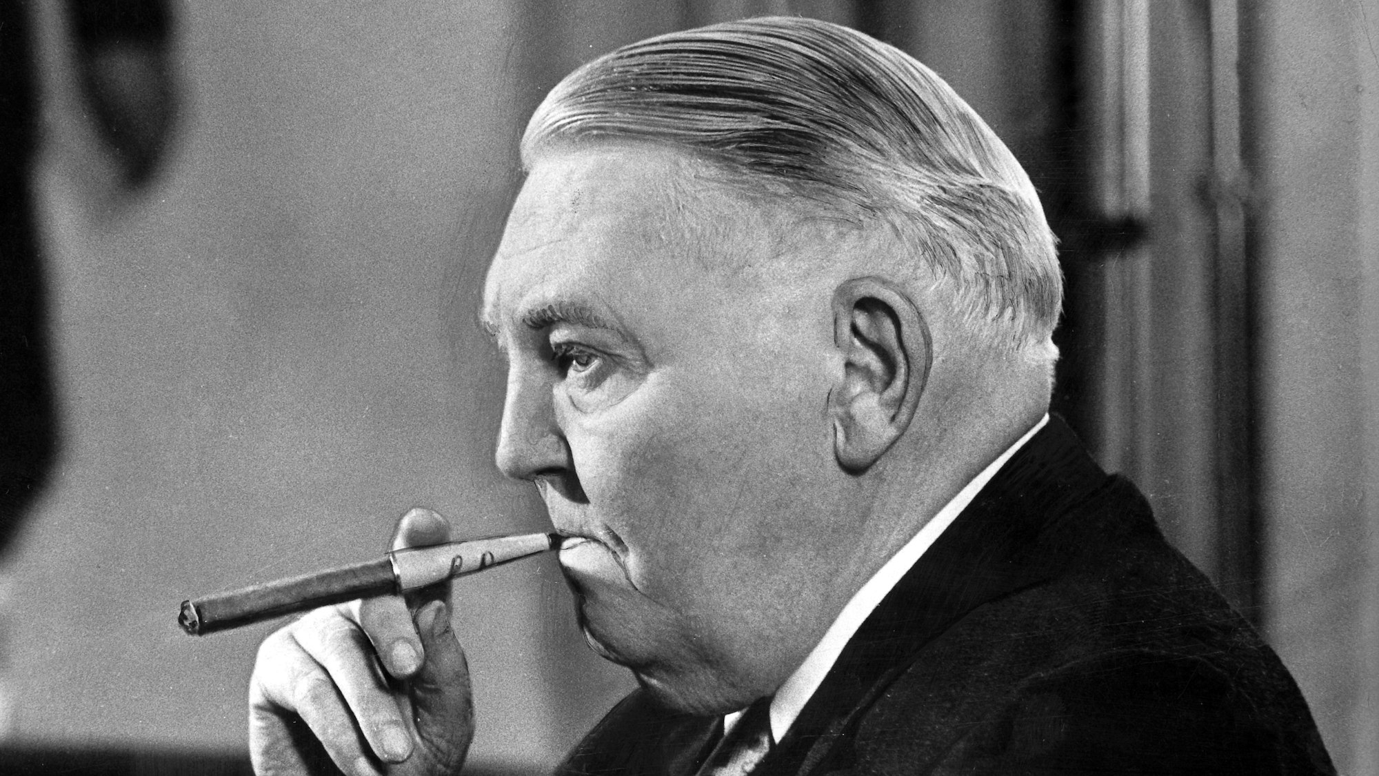 Der damalige Bundeskanzler Ludwig Erhard (CDU) raucht eine Zigarre bei einem Interview.