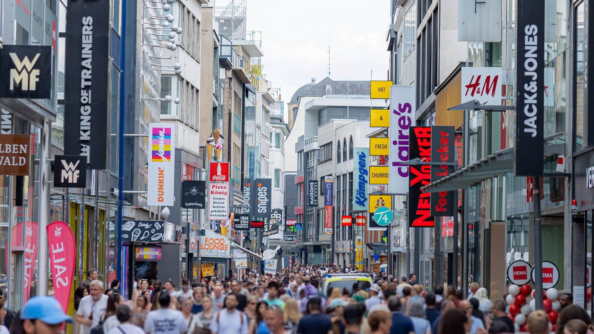 Die stark besuchte Hohe Straße in der Innenstadt von Köln ist eine der meistfrequentierten Einkaufstraßen in Europa.
