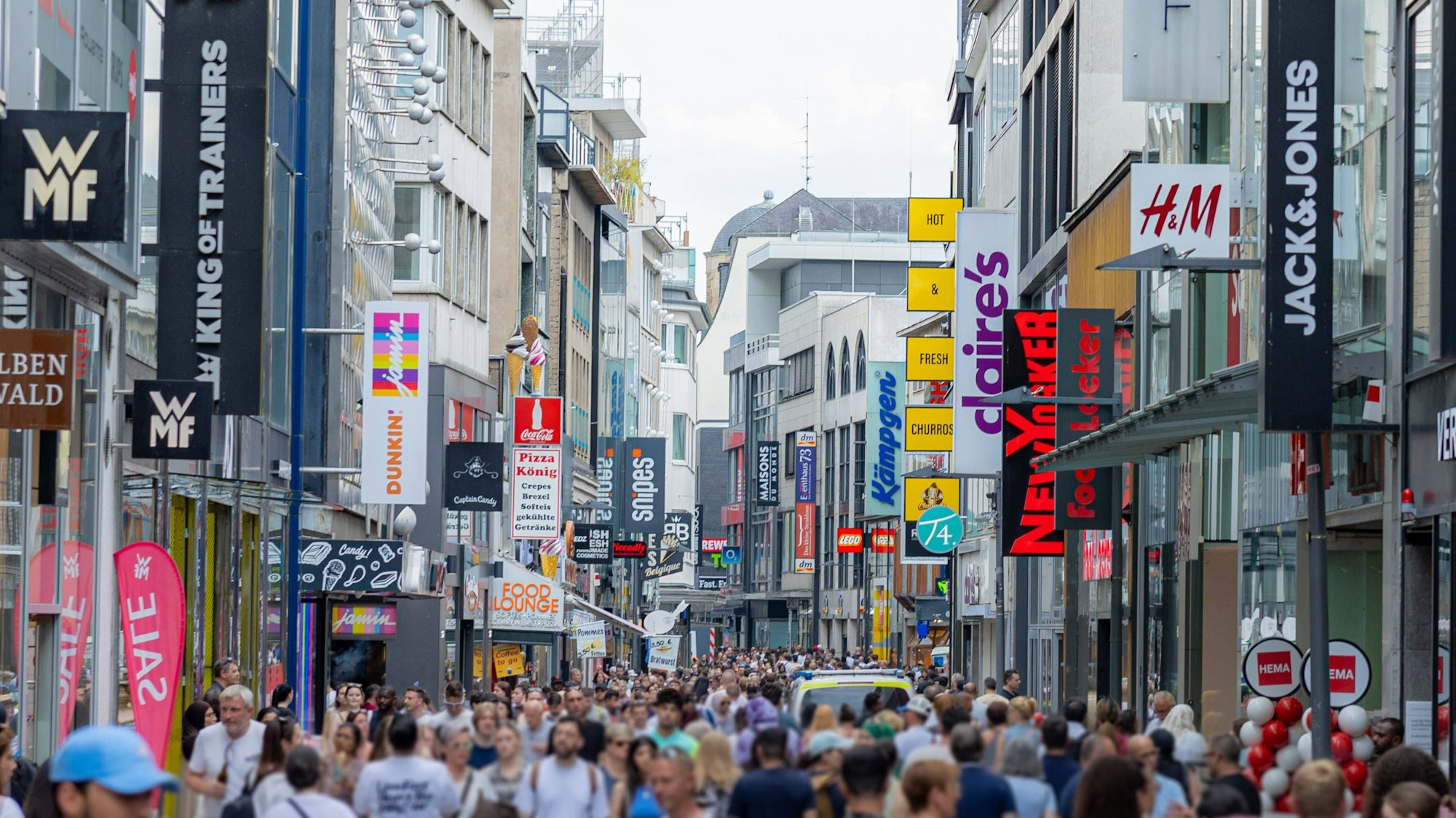 Die stark besuchte Hohe Straße in der Innenstadt von Köln ist eine der meistfrequentierten Einkaufstraßen in Europa.