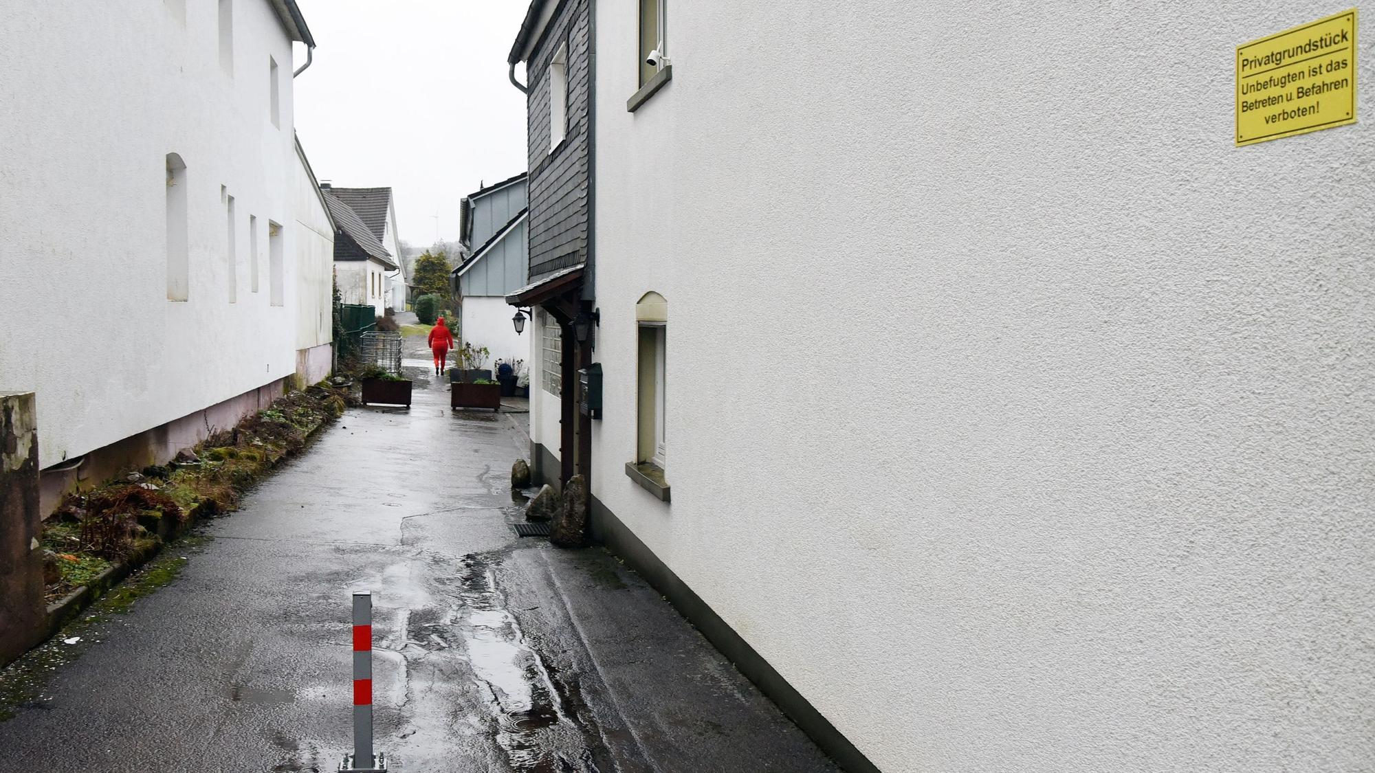 Betreten verboten: Ein Schild am Eingang der Gartenstraße und ein Poller machen die Zufahrt unmöglich.