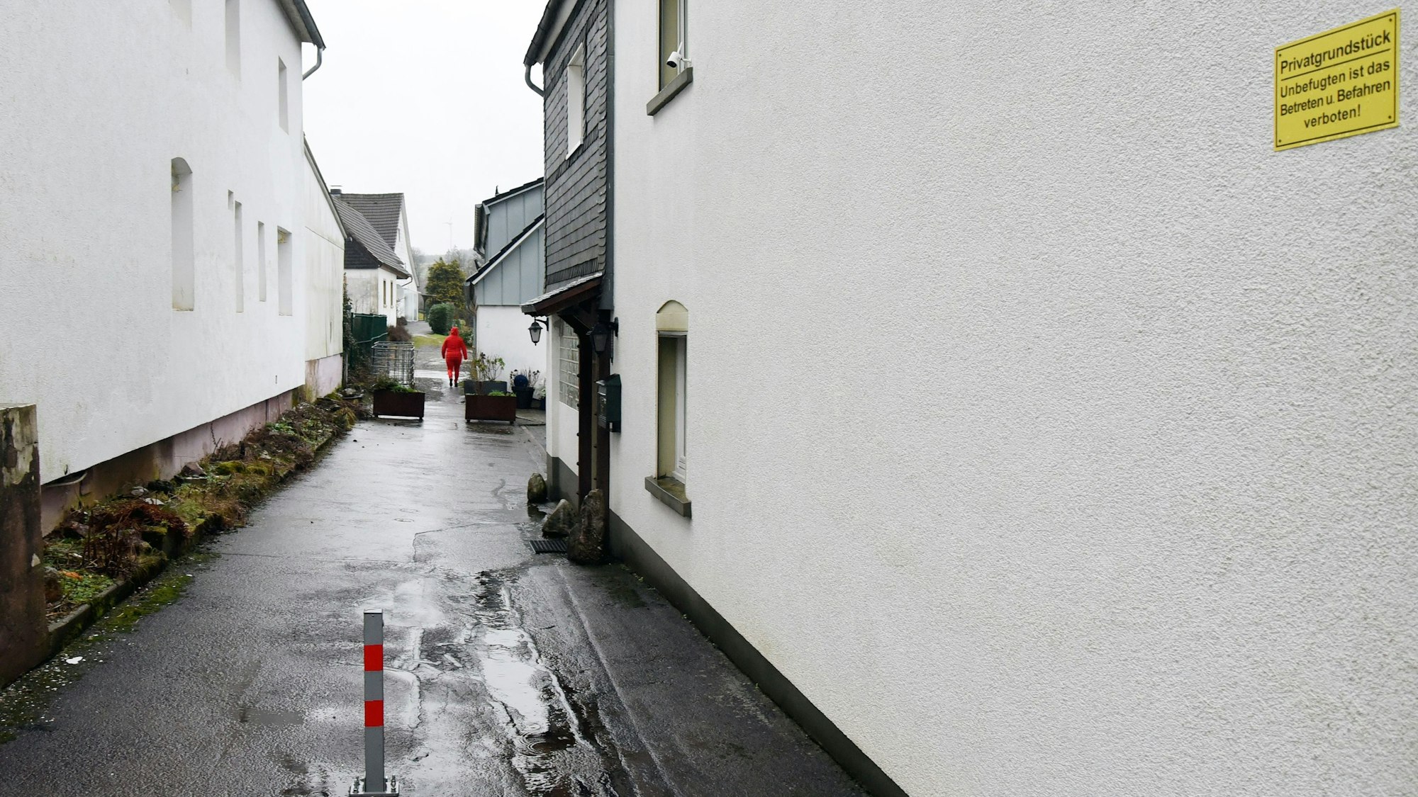 Betreten verboten: Ein Schild am Eingang der Gartenstraße und ein Poller machen die Zufahrt unmöglich.