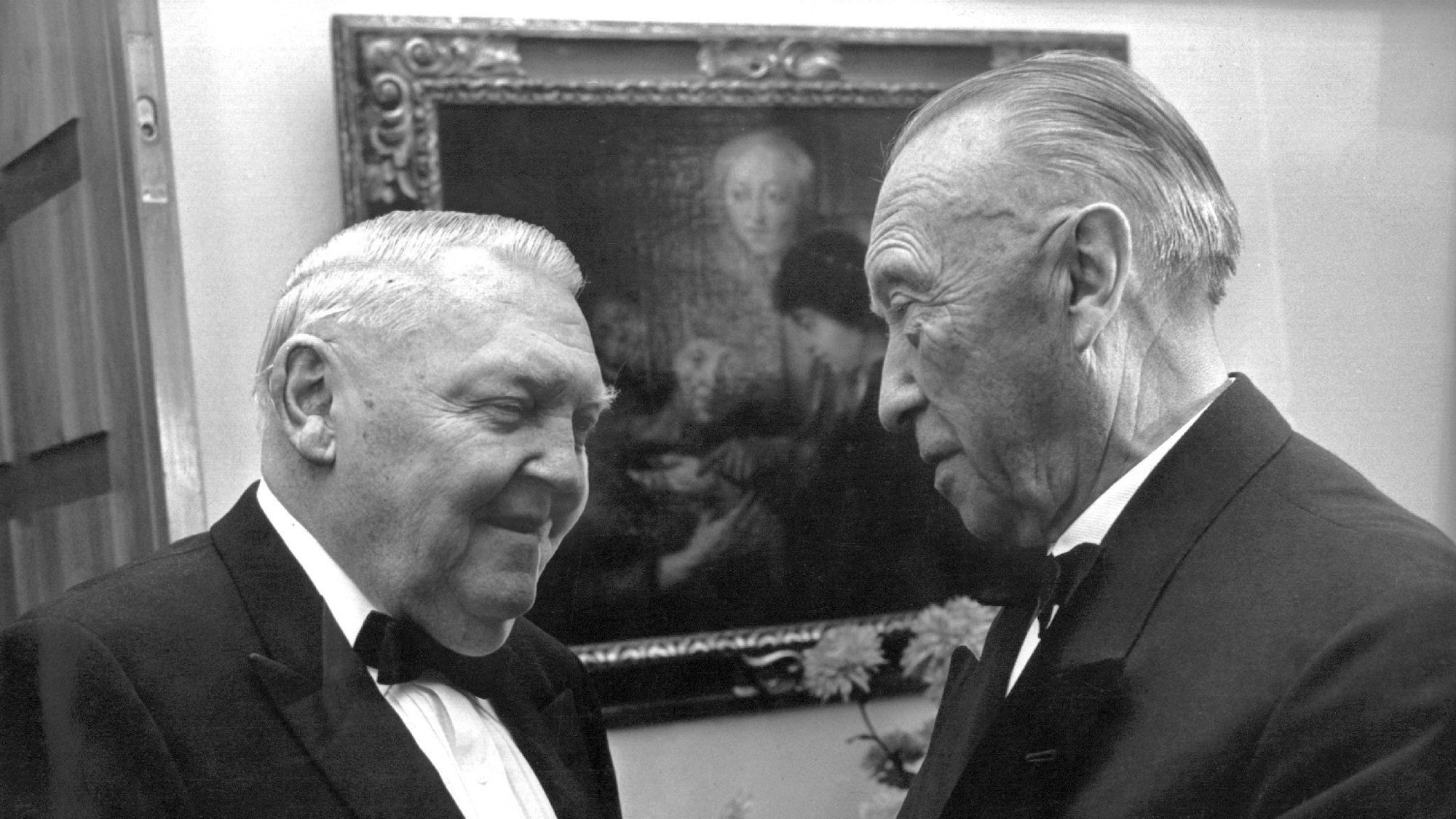 Der scheidende Bundeskanzler Konrad Adenauer (r) und sein Nachfolger Ludwig Erhard (l) bei Adenauers Abschiedsbankett am 11. Oktober 1963 im Palais Schaumburg in Bonn.